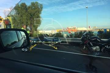 Un motorista se fractura una pierna en un accidente en la GC-1, a la altura de La Mareta (Foto TA)